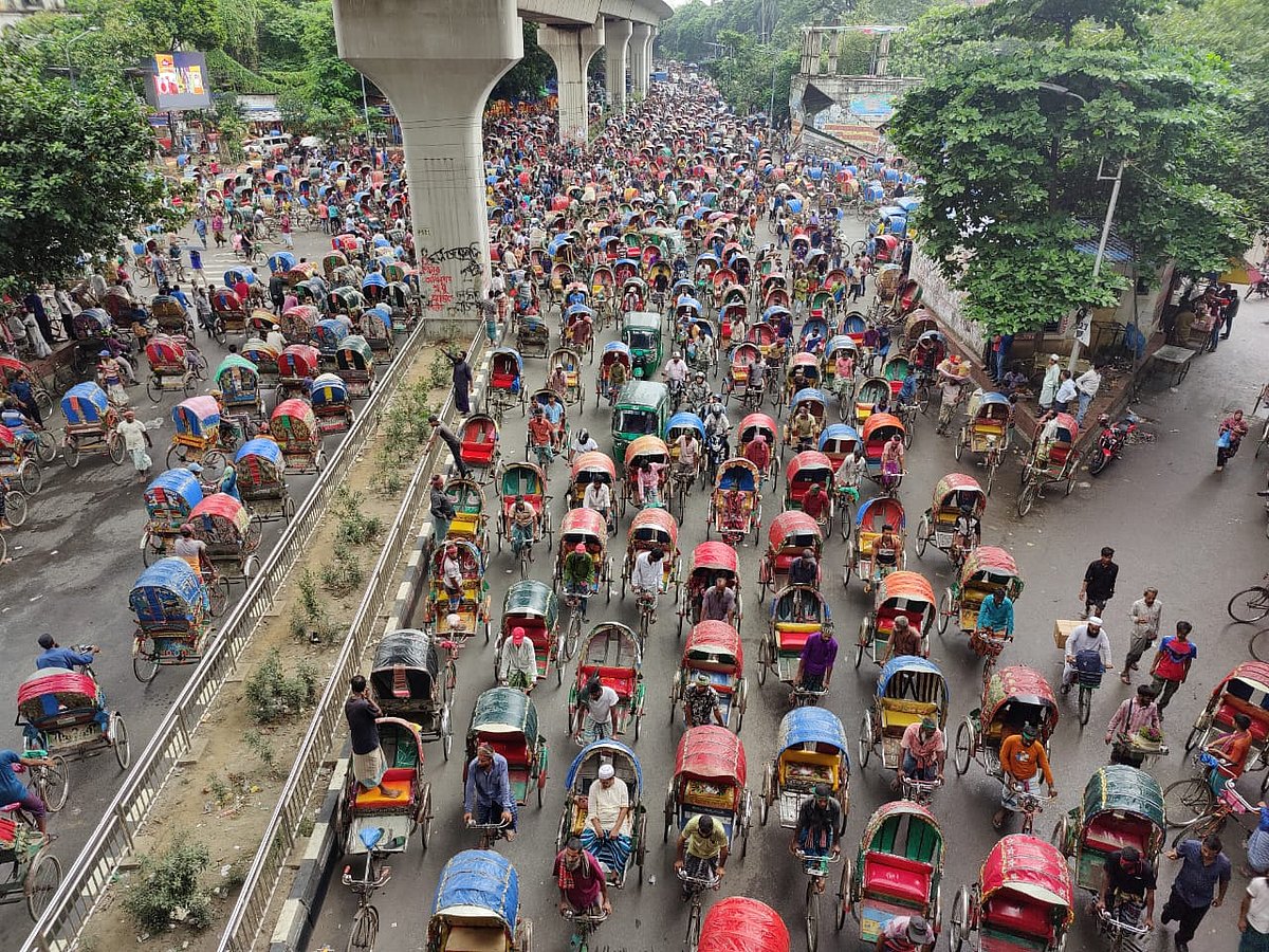 ব্যাটারিচালিত রিকশা বন্ধের দাবিতে প্যাডেলচালিত রিকশাচালকেরা শাহবাগে রাস্তা বন্ধ করে বিক্ষোভ করেন। আজ সোমবার সকালে